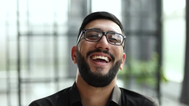 Joven Empresario Exitoso Con Camisa Negra Sonriendo Oficina — Vídeos de Stock
