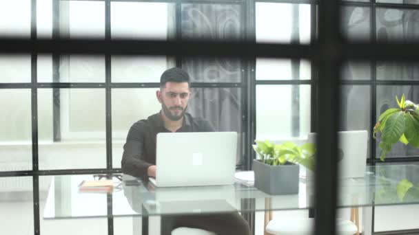 Genç Adam Internette Toplantı Yapıyor Öğrenciler Evde Dizüstü Bilgisayar Kullanıyor — Stok video