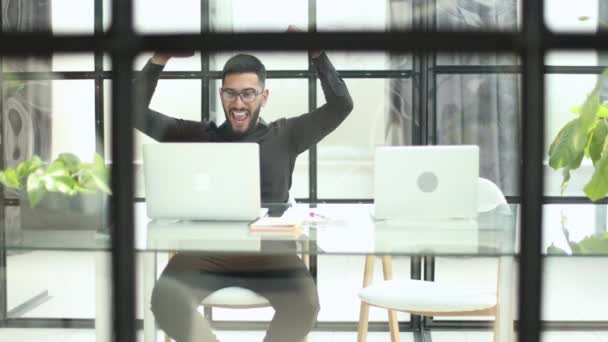 Zaneprázdněný Mladý Podnikatel Pomocí Notebooku Moderní Kanceláři Manažer Přemýšlí Úspěšných — Stock video