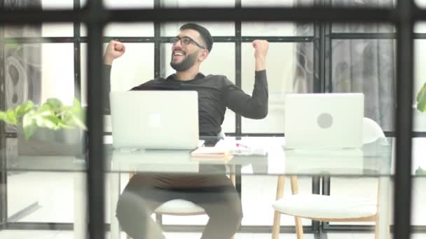 Modern Ofis Lobisinde Dizüstü Bilgisayarda Çalışan Gülümseyen Adamı — Stok video
