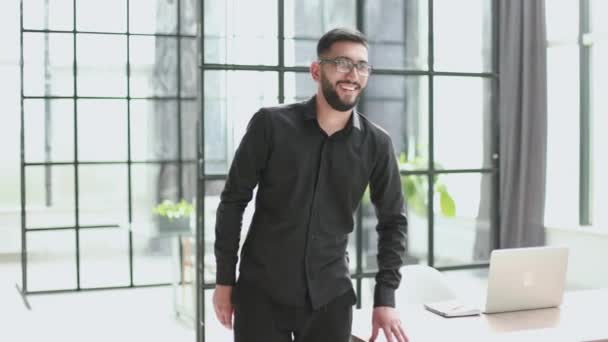 Uśmiechnięty Biznesmen Wyciąga Rękę Uścisk Dłoni Biurze — Wideo stockowe