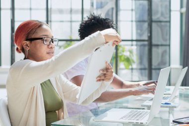 Afro-Amerikalı kadın evrakları kontrol ediyor.