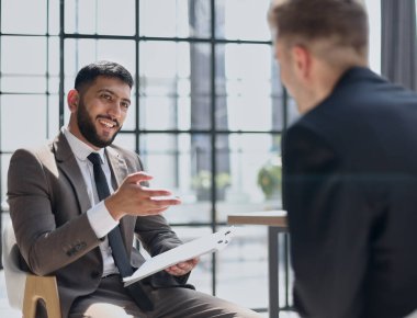 İş görüşmesi, iş adamı adayların cevaplarını dinler..