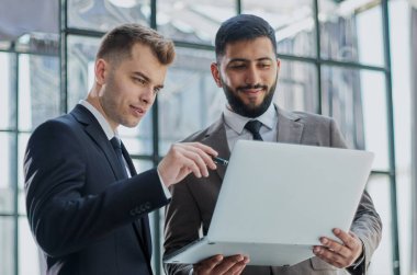 İş adamı meslektaşıyla projeyi tartışıyor