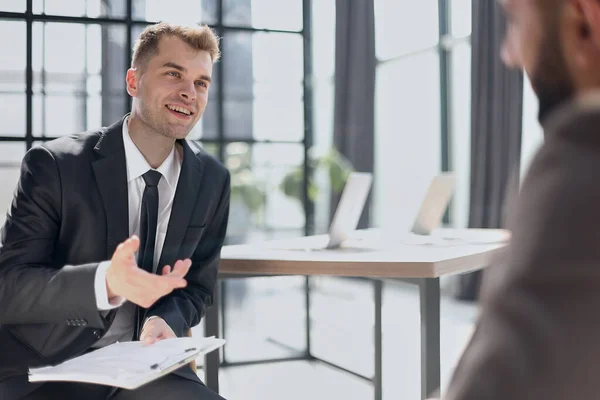 Entrevista Trabajo Hombre Negocios Escuchar Las Respuestas Del Candidato — Foto de Stock