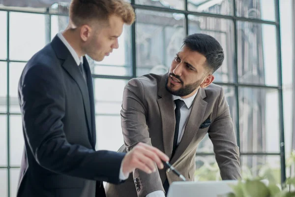 Empresario Discutiendo Proyecto Con Colega — Foto de Stock