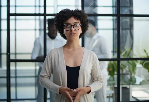 Porträt Einer Jungen Geschäftsfrau Einem Modernen Büro — Stockfoto