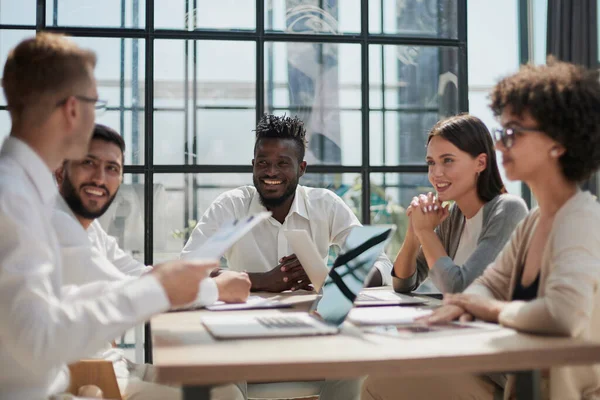 Gelukkige Jonge Vrouwelijke Werknemer Bespreken Online Project Tonen Computer Presentatie — Stockfoto