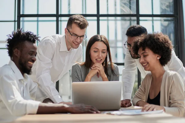 Gelukkige Jonge Vrouwelijke Werknemer Bespreken Online Project Tonen Computer Presentatie — Stockfoto