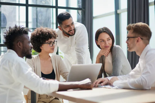 Feliz Joven Empleada Discutiendo Proyecto Línea Mostrando Presentación Computadora Experto — Foto de Stock