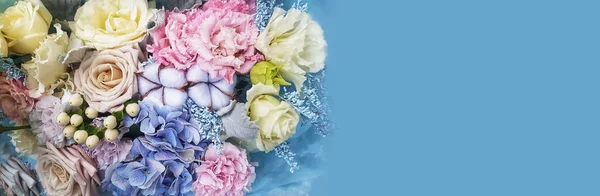 Naturalne tło w postaci ramy z miejscem na tekst liści i kwiatów bukiet w pastelowych kolorach hortensji, róż, bawełny bollsclose-up makro s — Zdjęcie stockowe