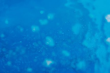 Hava kabarcıkları ve bokeh ile suya yansıyan ışık