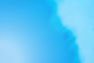 Hava kabarcıkları ve bokeh ile suya yansıyan bulanık arkaplan ışığı