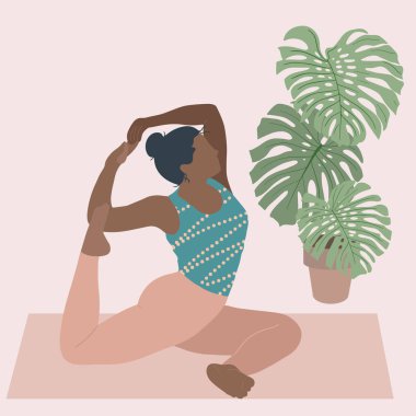 Bir kadın yoga yapıyor, denizkızı pozu.