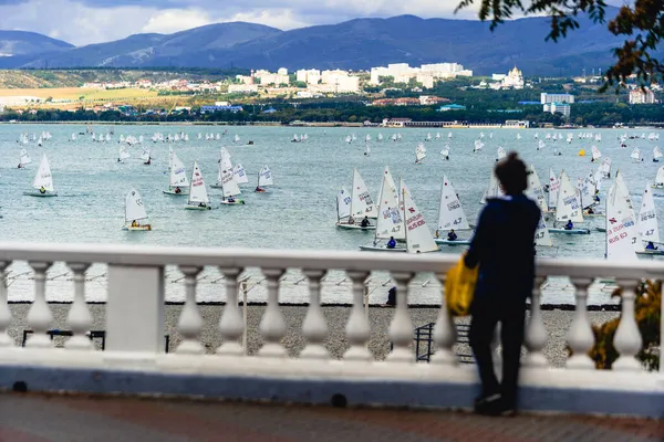 Regata Vela Para Crianças Jovens Monte Pequenos Iates Contra Fundo — Fotografia de Stock