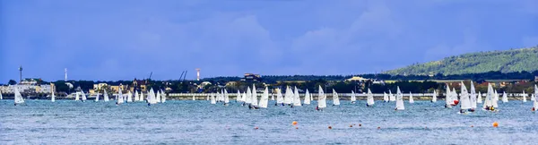 ジェレンツィク湾でのユースヨットレガッタ 秋の暗い空 緑の嵐の海 背景に山や家 ジェレンジック — ストック写真