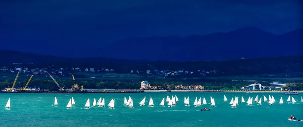 Regata Iate Juvenil Gelendzhik Bay Outono Céu Escuro Verde Mar — Fotografia de Stock