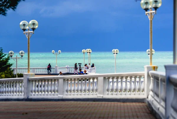 Набережная Курортного Города Осенью Набережная Балюстрадой Многочисленными Фонарями Зеленое Море — стоковое фото