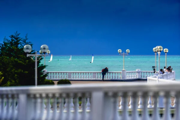 Dijk Van Het Resort Stad Herfst Witte Balustrade Mensen Kijken — Stockfoto