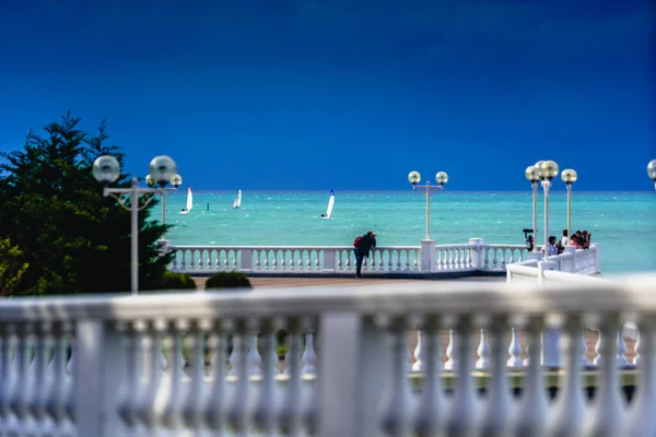 Dijk Van Het Resort Stad Herfst Witte Balustrade Mensen Kijken — Stockfoto