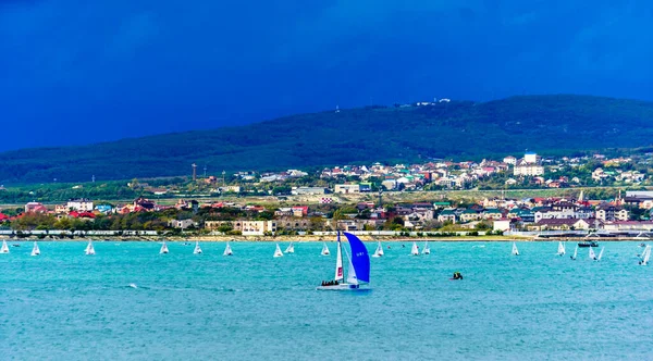 Yate Deportivo Bajo Una Vela Mayor Azul Con Una Tripulación — Foto de Stock