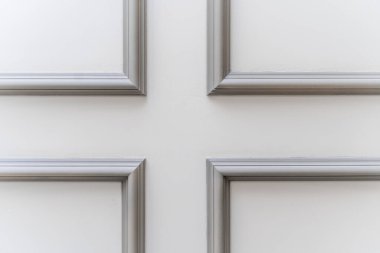 Panel, odanın duvarında desenli köşeleri olan alçı bir çerçeve. İç dizayn. Barok elementlerle dolu bir çatı katı. Bej-kahverengi gölgeler.