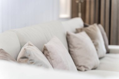 Oturma odası, minimalist tarzda siyah beyaz tonlarda bir stüdyo. Açık kanepe, karanlık mutfak.