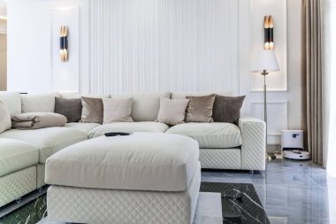 Oturma odası, minimalist tarzda siyah beyaz tonlarda bir stüdyo. Açık kanepe, karanlık mutfak.