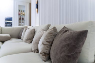Oturma odası, minimalist tarzda siyah beyaz tonlarda bir stüdyo. Açık kanepe, karanlık mutfak.