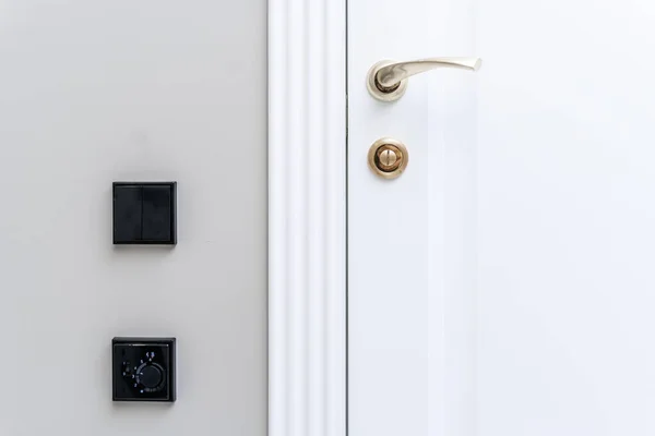 Elegante Manija Puerta Bronce Bloquear Una Nueva Puerta Interior Blanca —  Fotos de Stock