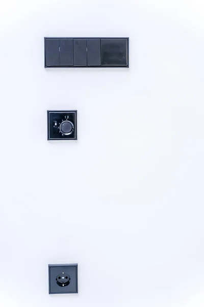 新装修房间的墙上挂着时尚的黑色电灯开关 — 图库照片