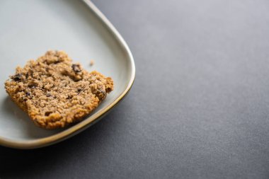 Yemek fotoğrafçılığı: Bir parça çikolatalı şık bir tabakta küçük bir parça kek