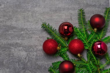 Kırmızı, yeşil ve mor renkli yeni yıl fotoğrafı.