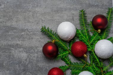 Kırmızı, yeşil ve mor renkli yeni yıl fotoğrafı.