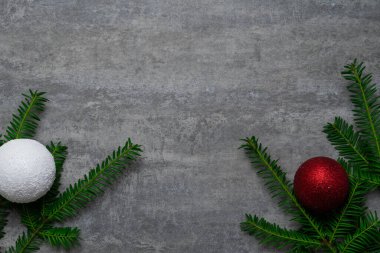 Kırmızı, yeşil ve mor renkli yeni yıl fotoğrafı.