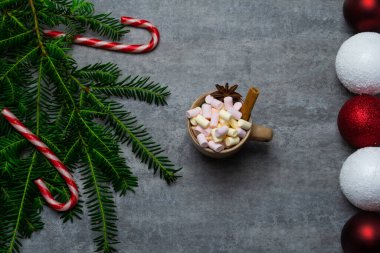 Kırmızı, yeşil ve mor renkli yeni yıl fotoğrafı.