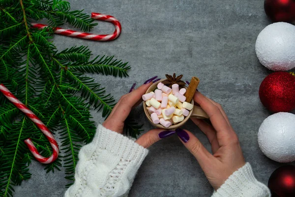 Kırmızı, yeşil ve mor renkli yeni yıl fotoğrafı.