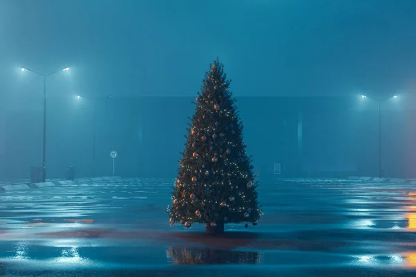Weergave Van Verlichte Kerstboom Verlaten Mistige Parkeerplaats — Stockfoto