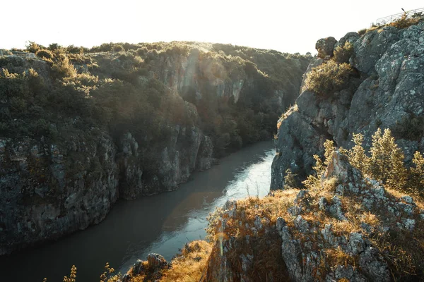 Kosova Nın Jakova Bölgesindeki Drini Nehri Ile Kayalık Bir Manzara — Stok fotoğraf