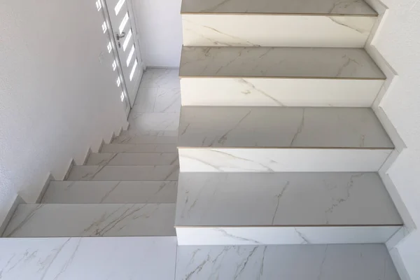 Elegante Escalera Con Escalones Mármol Blanco —  Fotos de Stock