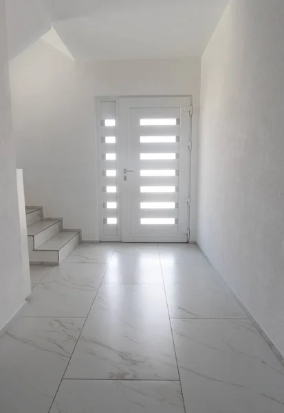Białe Drzwi Wejściowe Marmurową Podłogą — Zdjęcie stockowe