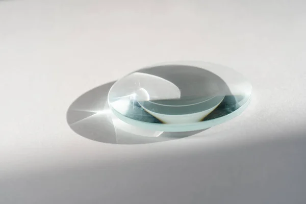 Transparente Kristalllinse auf weißem Hintergrund. — Stockfoto
