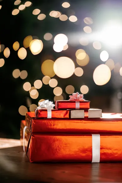 Presentes no fundo de uma árvore de Natal com um bokeh. — Fotografia de Stock