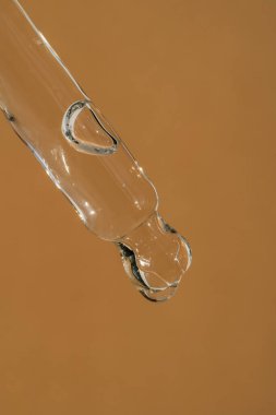 Bej arka planda kozmetik ürünleri olan bir boru..