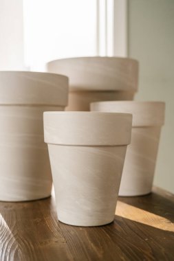 Terracotta tencerelerinin dokusu yakın planda.