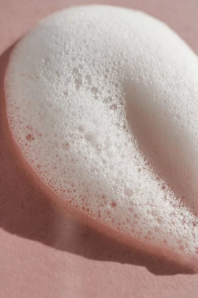 Texture of white foam on a pink background. — Stock Photo, Image