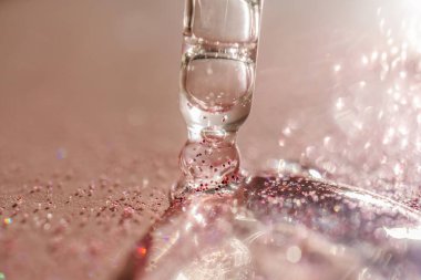 Zümrüt bir zümrüt zemin üzerinde serumun veya yağın dokusu.