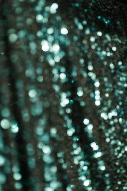 Zümrüt yeşili rengin soyut bokeh arkaplanı.