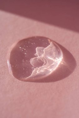 Zümrüt bir zümrüt zemin üzerinde serumun veya yağın dokusu.