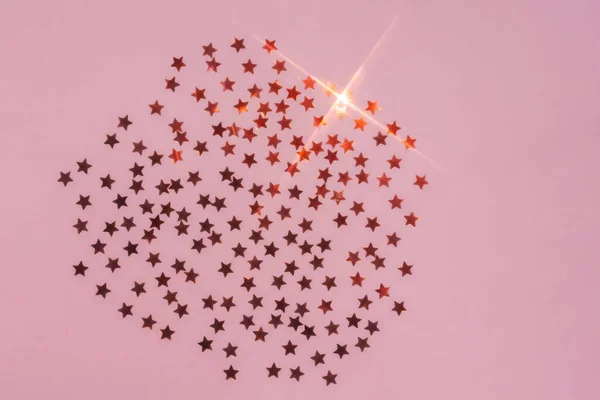 Fondo rosa abstracto con destellos en forma de estrellas. — Foto de Stock